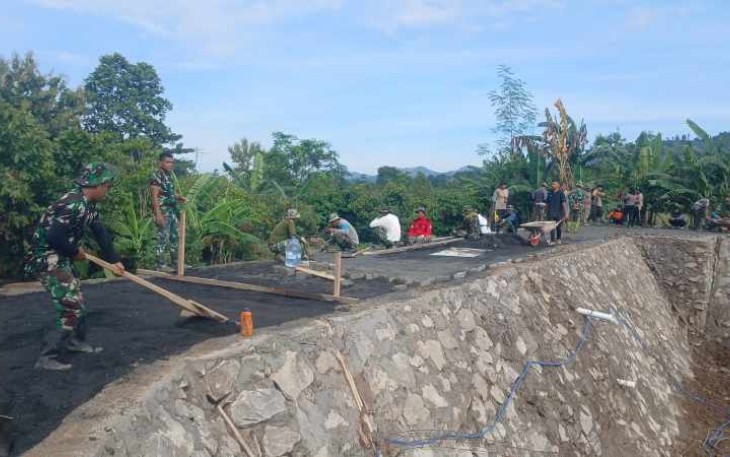 Pemasangan paving block embung desa Barua