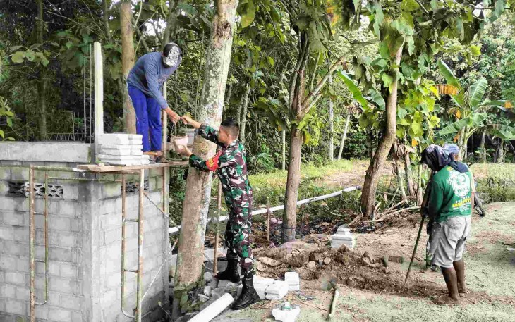 Karya bakti bersama warga desa binaan 