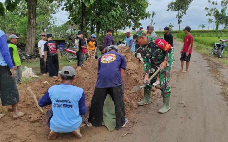 Perbaikan jalan rusak wilayah desa binaan 
