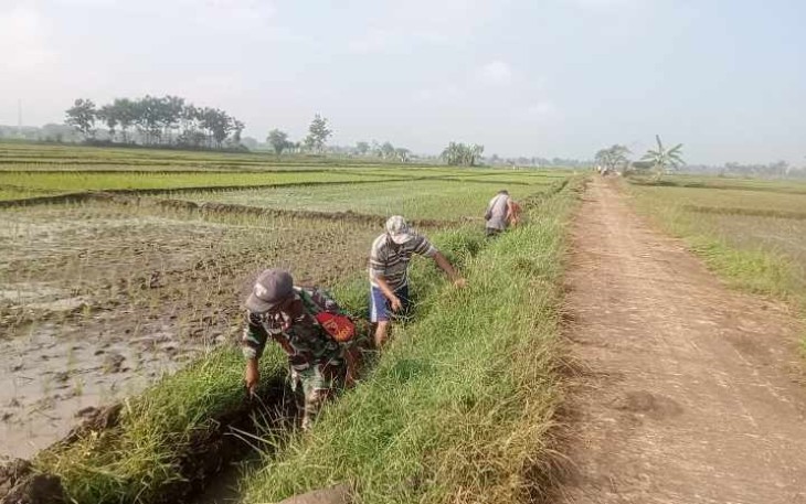 Pembersihan saluran air di wilayah binaan