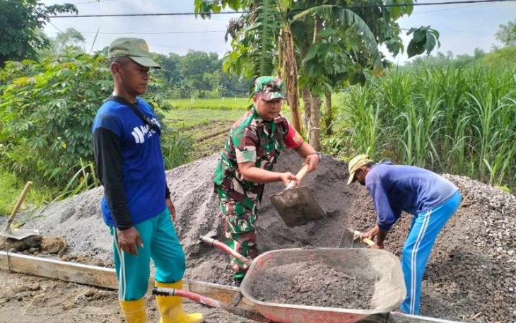 Bantu warga perbaiki jalan desa
