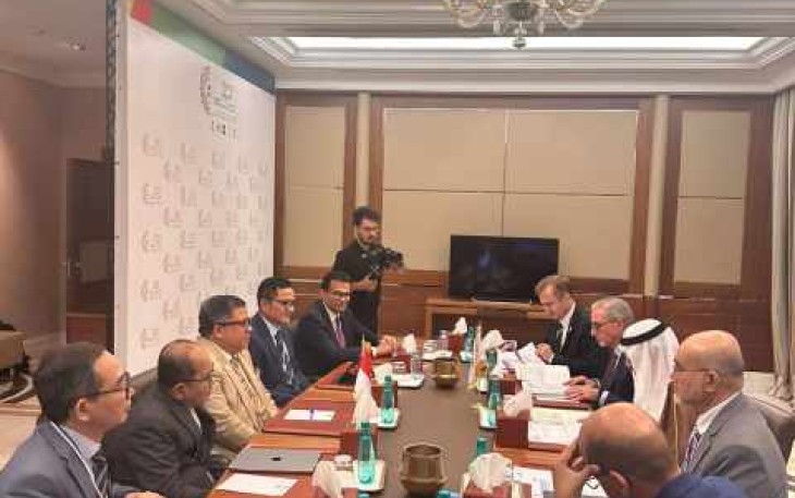 Wamen PKP Fahri Hamzah saat pertemuan dengan Presiden IsDB Group di Aljazair 