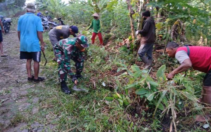 Gotong royong bersihkan lingkungan bersama warga desa binaan 