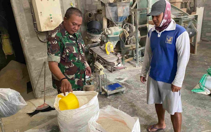 Sertu Sudarman Babinsa Blimbing saat monitoring gabah di UD Terang Jaya, Jum'at (23/5)