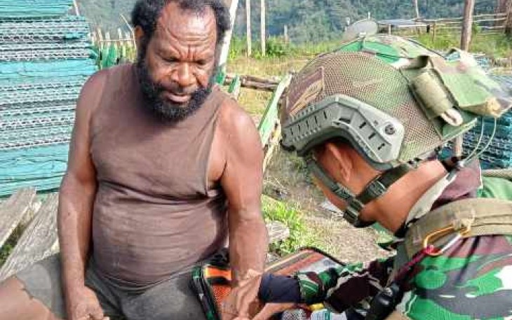 Satgas Yonif 700/Wyc obati warga Papua 