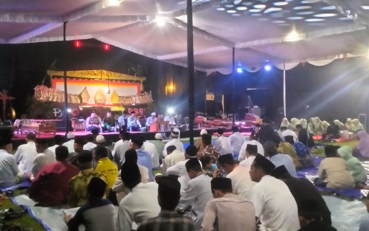 Pagelaran wayang kulit di wilayah desa binaan 