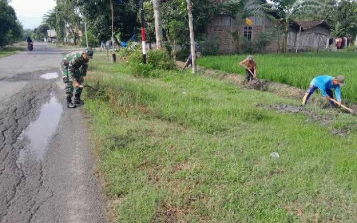 Kerja bakti bersihkan lingkungan bersama warga
