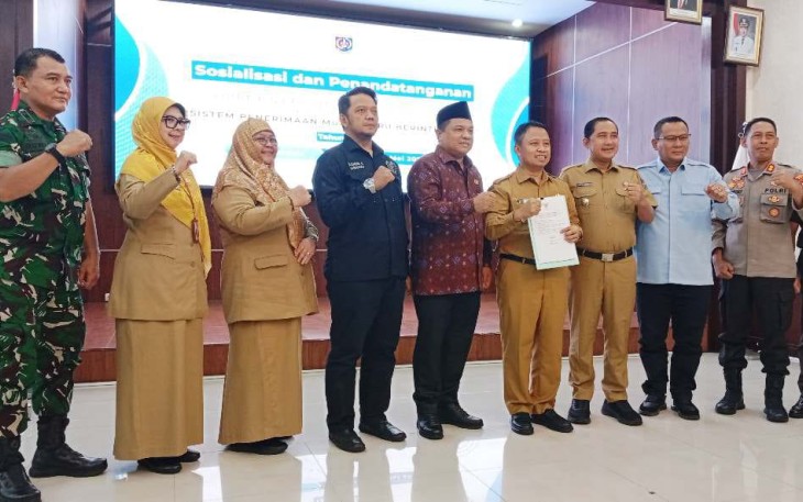 Walikota Depok Supian Suri foto bersama saat launching SPMB 2025, Senin (26/5)
