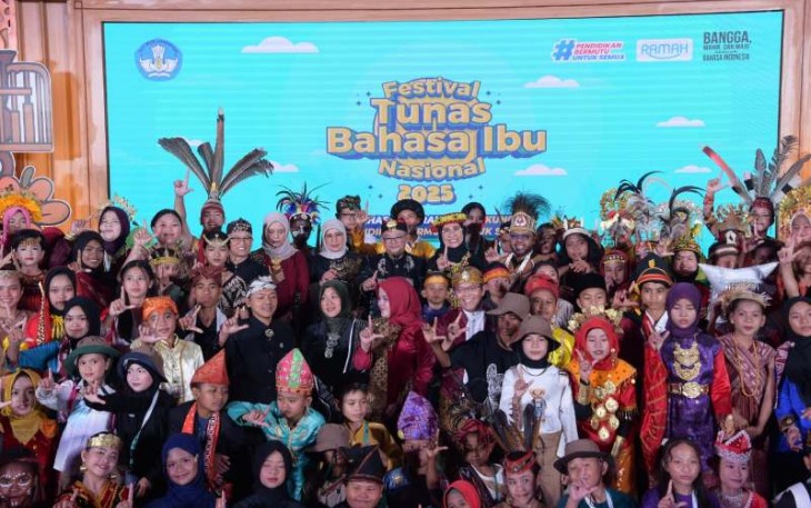 Mendikdasmen Abdul Mu'ti foto bersama di gedung merah putih, PPSDM, Kemendikdasmen, Depok, Senin (26/5)