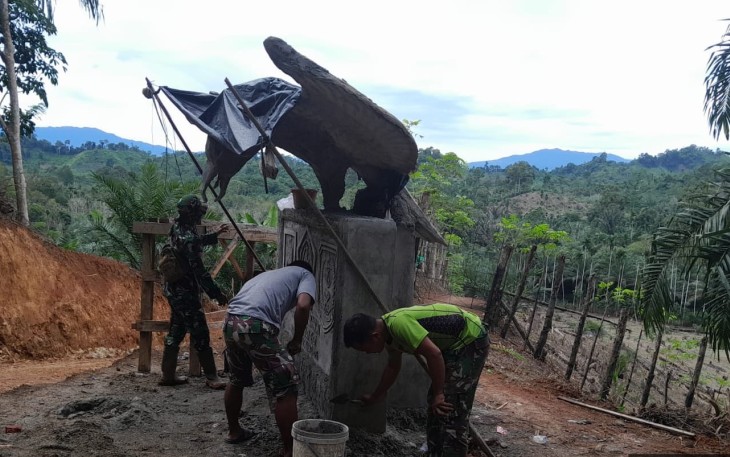 Anggota Satgas TMMD Ke-124 Kodim 0408/BS dan Warga Terus Kebut Pembuatan Prasasti
