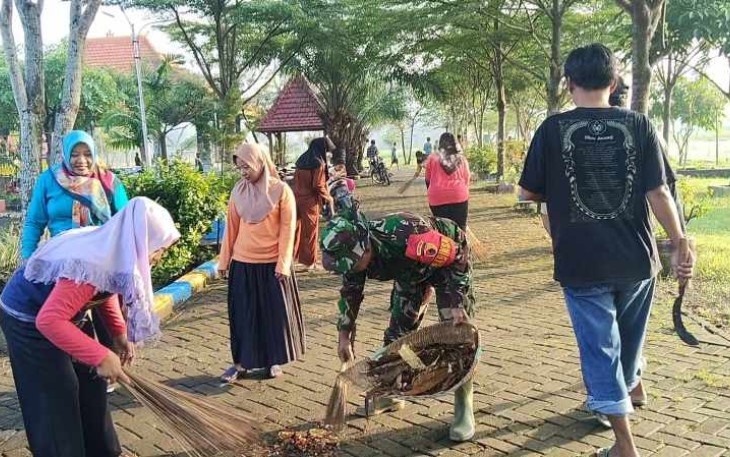Gotong royong pembersihan di lingkungan wilayah 