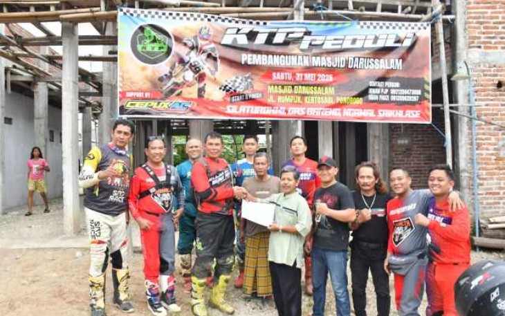 Dandim 0802/Ponorogo Letkol Inf Dwi Soerjono memberikan santunan