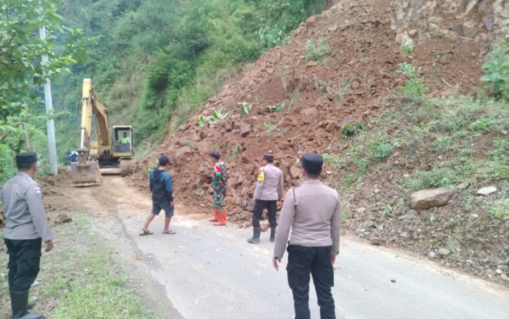 Gerak Cepat Babinsa Koramil 0801/03 Arjosari Atasi Longsor di Wilayah Binaan