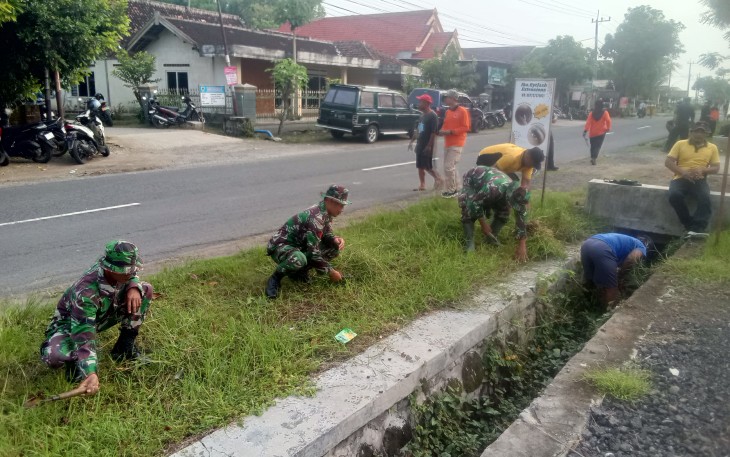 Koramil Balerejo Bersama Masyarakat Gelar Kerja Bakti Pembersihan Lingkungan di Desa Balerejo