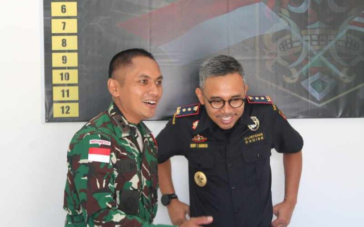 Dansatgas Pamtas RI-Malaysia Yonkav 3/AC Letkol Kav Alfid Dwi Arisanto saat bersilaturahmi di PLBN Badau, Selasa (3/6)