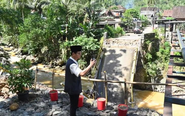Bupati Trenggalek, Mochamad Nur Arifin, saat menjamu jembatan Dung Buceng, Desa Bangun, Kecamatan Munjungan, Kabupaten Trenggalek, yang ambruk akibat hujan