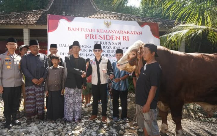 Bupati Trenggalek, Mochamad Nur Arifin, saat menyerahkan hewan khurban bantuan Presiden RI, Prabowo Subianto ke Pondok Pesantren Kidul Kali, Kelurahan Kelutan, Kabupaten Trenggalek, Sabtu (7/6/2025)