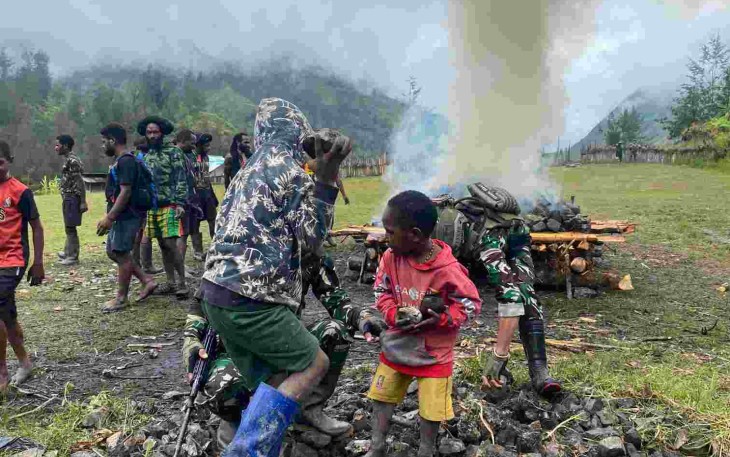 Tradisi bakar batu di kampung Mayuberi