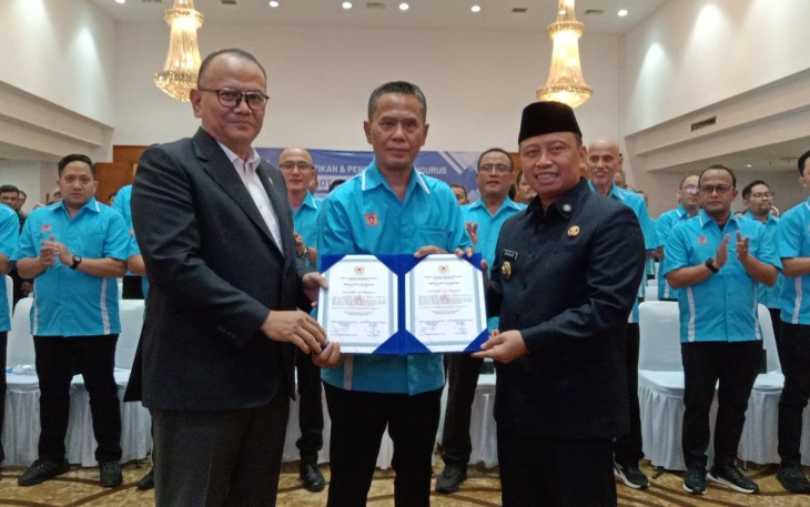 Walikota Depok Supian Suri mengukuhkan pengurus KONI Kota Depok, Jum'at (13/6)