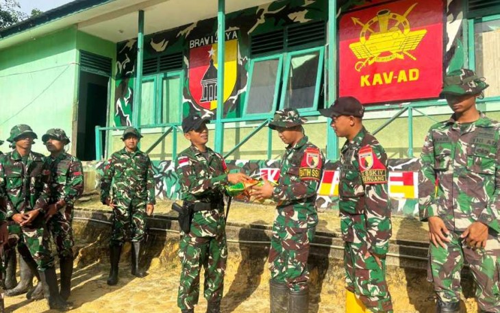 Dansatgas Yonkav 3/AC Letkol Kav Alfid Dwi Arisanto menyambangi jajaran satgas 