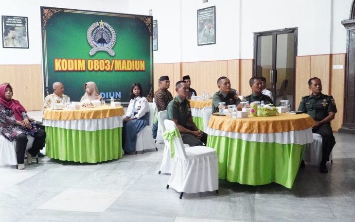 Anggota Kodim 0803/Madiun bersama komponen masyarakat mengikuti kegiatan komunikasi sosial (Komsos) tingkat pusat tahun anggaran 2025 yang dilaksanakan secara virtual (Vicon), Selasa (24/6)