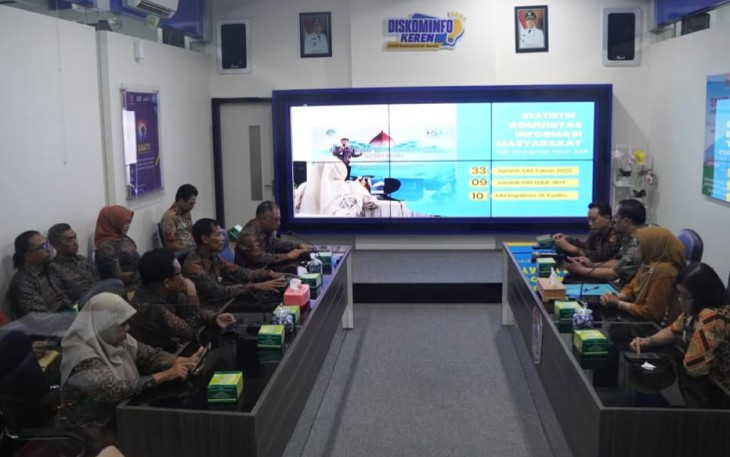 Caption : Rombongan Diskominfo Bantul mengikuti diskusi interaktif dan pemaparan tentang pengelolaan Kelompok Informasi Masyarakat (KIM), di Ruang Smart Information Center (SIC) Diskominfo Karanganyar