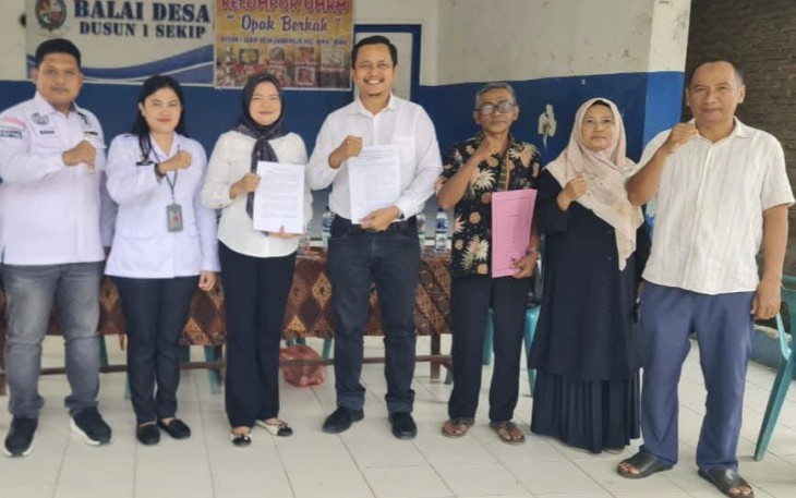 Pendampingan UMKM Opak Berkah dalam proses pendaftaran OVOB