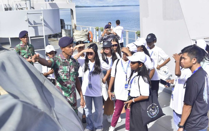 Kunjungan pelajar Papua di KRI Teluk Weda-526