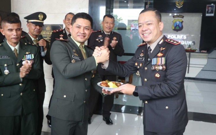 Dandim 0807/Tulungagung Letkol Kav Mohammad Nashir memberikan nasi tumpeng Kapolres Tulungagung 