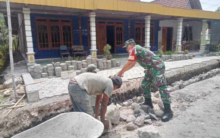 Pembuatan talud bersama masyarakat 