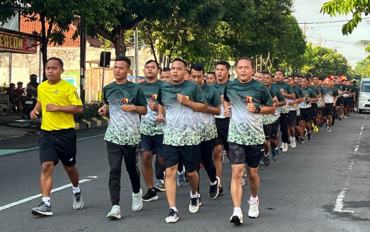Korem 081/DSJ Membelah Keramaian Pagi di Kota Pendekar