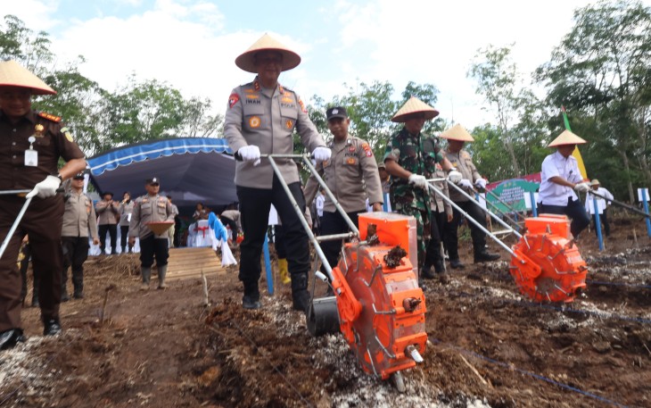 Kepala Kepolisian Daerah Kalimantan Tengah Irjen Pol Iwan Kurniawan melakukan penanaman jagung kuartal III di lahan perhutanan sosial, Desa Kalawa, Kecamatan Kahayan Hilir, Kabupaten Pulang Pisau, Rabu (9/7/2025)