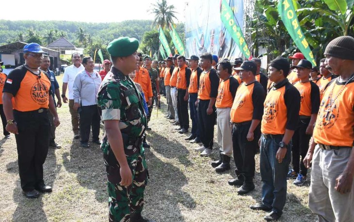 Danrem 083/Bdj Kolonel Inf Kohir saat pengecekan apel relawan kebencanaan tahun 2025 di kabupaten Malang, Jum'at (11/7)