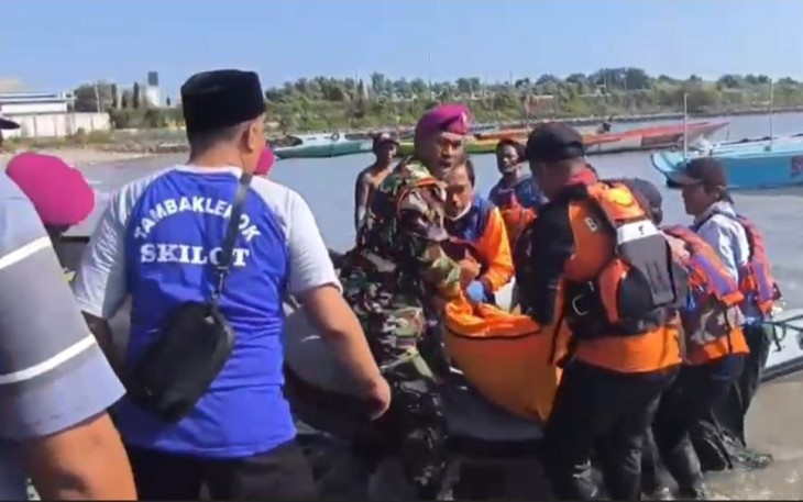 TNI AL Kerahkan Prajurit Untuk Proses Evakuasi dan Pencarian Korban Kapal Nelayan Terbalik 