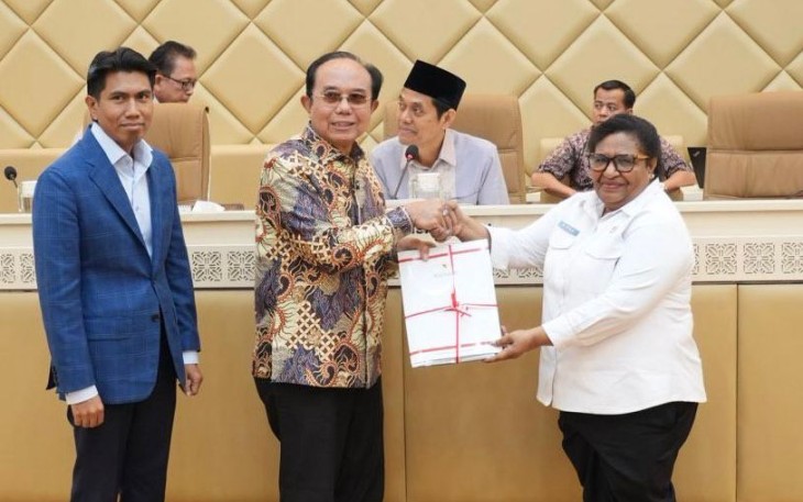 Wakil Menteri Dalam Negeri (Wamendagri) Ribka Haluk pada Rapat Kerja Pembicaraan Tingkat I tentang Pembahasan 10 RUU Kabupaten/Kota di Ruang Rapat Komisi II DPR RI, Jakarta, Rabu (16/7/2025)