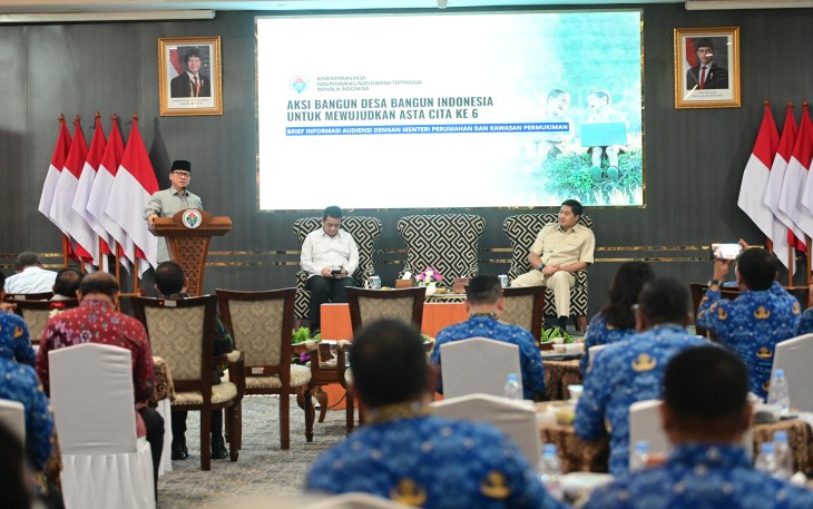 Menteri Desa dan Pembangunan Daerah Tertinggal (Mendes PDT) Yandri Susanto dan Wakil Mendes PDT Ariza Patria menerima kunjungan Menteri Perumahan dan Kawasan Pemukiman (PKP) Maruarar Sirait di Operational Room, Kamis (17/7/2025)