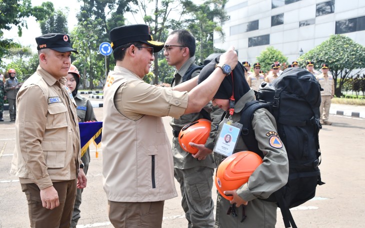 Kepala BNPB, Letjen TNI Dr. Suharyanto, S.Sos., M.M. saat melepas kalung peserta CPNS BNPB TA 2024 pada upacara penutupan kegiatan pembekalan orientasi CPNS BNPB Tahun Anggaran 2024 di halaman Gedung Ina DRTG, Sentul, Bogor, Jawa Barat pada Jumat (18/7)