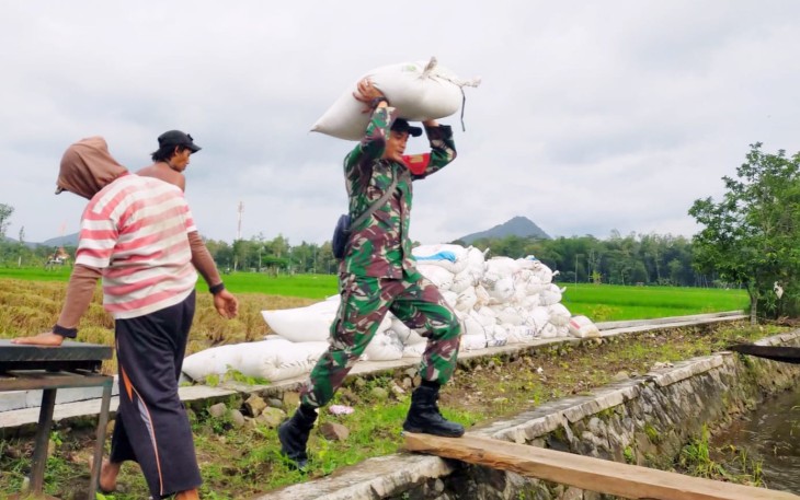 TNI Menyulam Kepedulian di Tengah Masyarakat