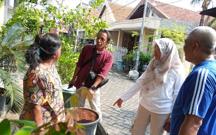 Kerja bakti di wilayah gang KTB di Mojo, Kota Surabaya 