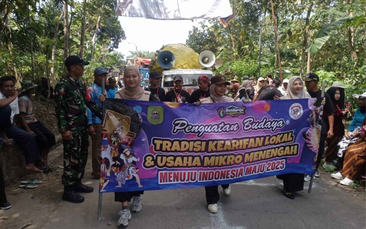 TNI Kawal Pawai Budaya Bendorejo Jelang HUT RI ke-80