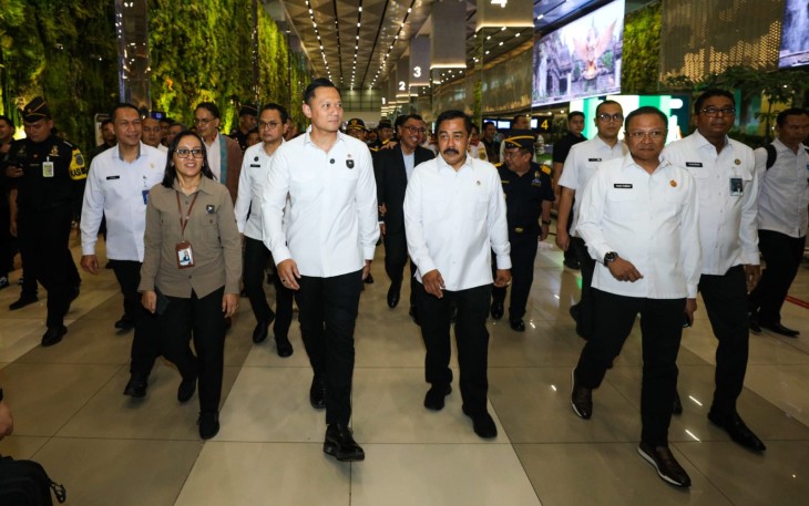 Menteri Koordinator Bidang Infrastruktur dan Pembangunan Kewilayahan, Agus Harimurti Yudhoyono (AHY), meninjau langsung pelaksanaan kick-off uji coba sistem All Indonesia di Bandara Internasional Soekarno-Hatta, Tangerang, pada Kamis (24/7/2025)