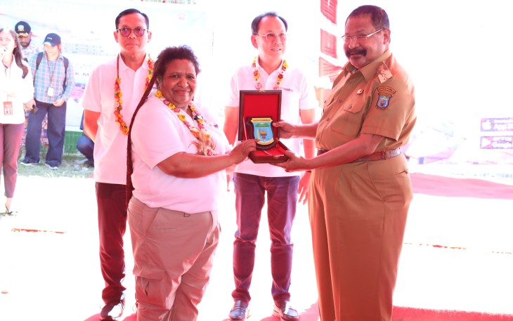 Wakil Menteri Dalam Negeri (Wamendagri) Ribka Haluk mengawal langsung penerbangan perdana maskapai Sriwijaya Air ke Bandara Wamena, Kabupaten Jayawijaya, Papua Pegunungan, Selasa (29/7/2025)
