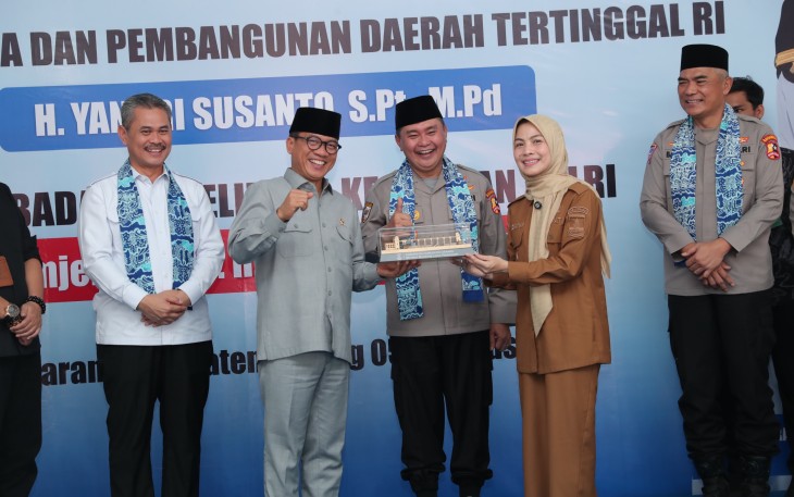 Menteri Desa dan Pembangunan Daerah Tertinggal (Mendes PDT) Yandri Susanto bersama Kepala Badan Pemeliharaan Keamanan (Kabaharkam) Mabes Polri Komjen Pol Fadhil Imran menyambangi Pondok Pesantren Bai Mahdi Sholeh Ma'mun pada Selasa (5/8/2025)