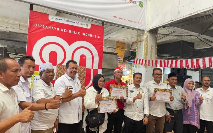 Penyerahan hadiah lomba HUT RI ke 80 di PUD Pasar Medan