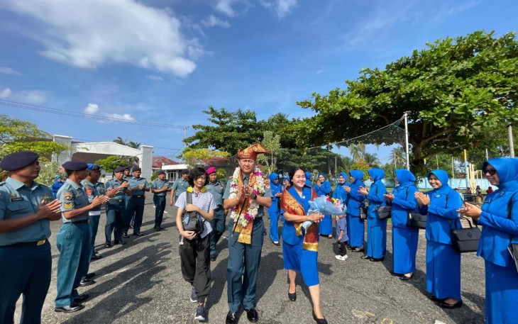 Penyambutan Komandan Lanal Ranai yang baru Kolonel Laut (P) Ady Dharmawan, S.Ip., P.S.C. oleh Forkopimda Kabupaten Natuna di VIP Room Bandara Natuna