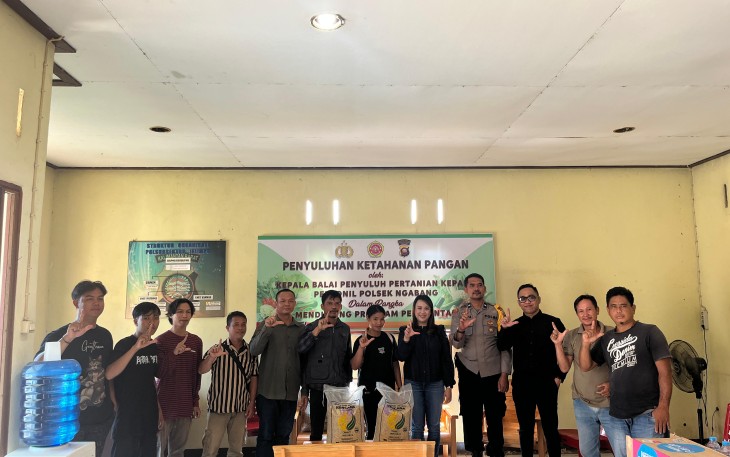 Anggota DPR RI, Adrianus Asia Sidot, menyalurkan bantuan sebanyak 125 ton bibit padi varietas Inpari 32 HDB untuk para petani di Kabupaten Landak