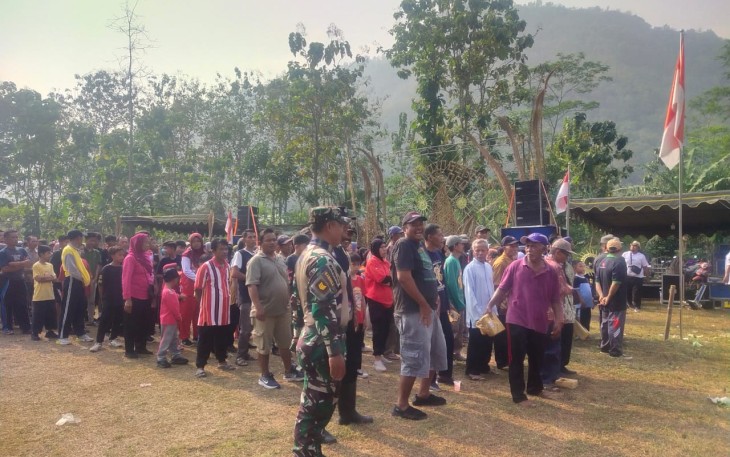 Peran Babinsa Koramil 0801/03 Arjosari Dalam Kegiatan Jalan Sehat Memperingati HUT RI Ke 80 Di Desa Gegeran