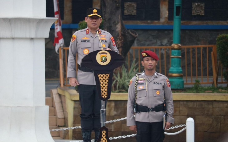 Kapolda Metro Jaya Irjen Pol Asep Edi Suheri bersama Wakapolda Metro Jaya memimpin apel pagi personel di Lapangan Presisi Ditlantas Polda Metro Jaya, Senin (25/8/2025) 