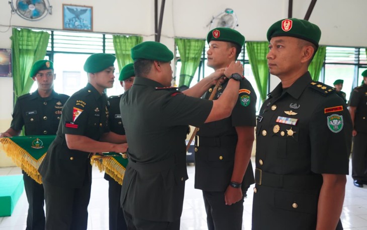 Danrem 012/Teuku Umar Kolonel Inf Benny Rahadian, S.E., M.Han., saat melakukan serah terima jabatan Dandim 0109/Aceh Singkil dari Letkol Inf Moh Mulyono, S.I.P. kepada Letkol Kav M. Aminuddin, S.T., M.I.P.