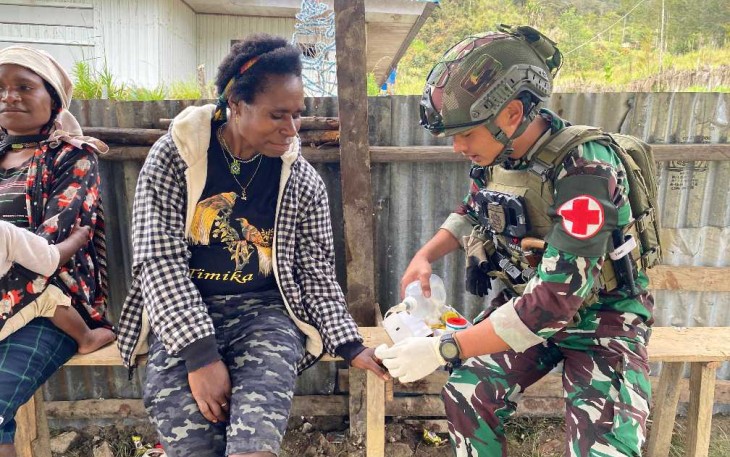 Warga Olelki Tempuh 1,5 Km demi mendapatkan pengobatan Satgas Yonif 700/WYC